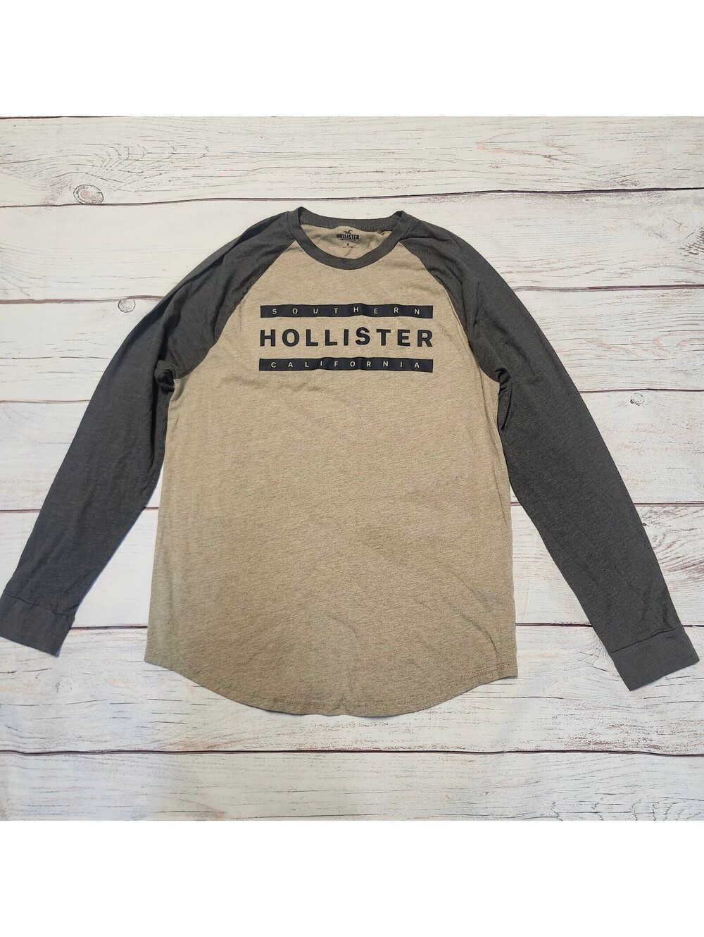 Hollister California Beige Gray Long Sleeve Graphic T Shirt Size Medium